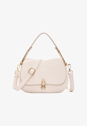 Crème leren handtas met een gebogen klep, gouden hardware, verstelbare strap en een gladde textuur, met een sluitingsdetail van een clasp.