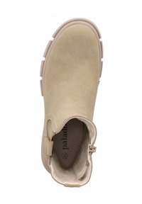 Botín de ante beige hasta el tobillo con punta redonda, cremallera lateral y una suela blanca gruesa. El interior cuenta con un revestimiento suave para mayor comodidad.