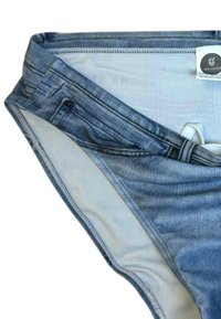 Bikini-Höschen im Denim-Muster mit breitem Taillenbund, weicher Innenauskleidung und klassischem Schnitt mit kontrastierenden Nahtdetails.