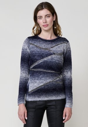 Suéter de punto con un degradado de azul oscuro a gris claro, con un patrón de zigzag texturizado y sutiles acentos metálicos. Mangas largas.
