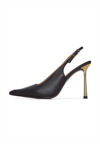 Scarpa con tacco alto slingback in pelle nera, con punta affilata, tacco a stiletto in tonalità oro e design con tagli sui lati.