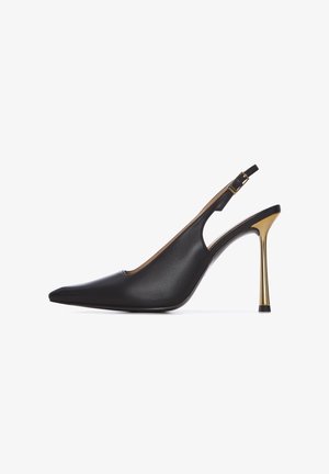 Sort læder slingback højhælet sko med spids tå, en guldfarvet stiletto hæl og et udskæringsdesign på siden.