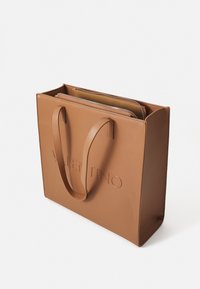 Brun läder tote-väska med två handtag, präglad Valentino-logotyp och två synliga blixtlåsfack inuti.