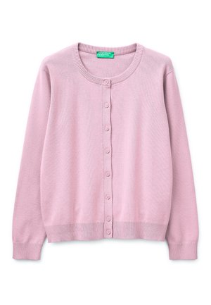 Hellrosa, langärmelige, zum Knöpfen vorgesehene Strickjacke mit rundem Ausschnitt und gerippten Bündchen sowie Saum, flach auf einem weißen Hintergrund liegend.