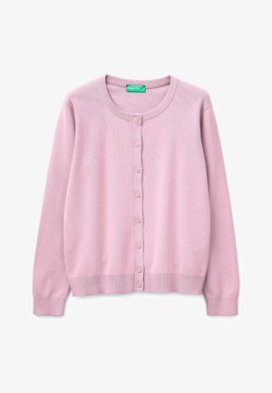 Lichtroze, lange mouw, button-up vest met ronde halslijn en geribbelde manchetten en zoom, plat neergelegd op een witte achtergrond.