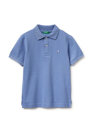 Lichtblauw poloshirt met korte mouwen, twee knopen, geribbelde kraag en klein wit geborduurd logo op de linkerbovenkant.