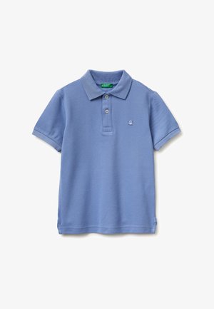 Polo à manches courtes bleu clair avec deux boutons, col côtelé et petit logo blanc brodé sur la poitrine gauche.