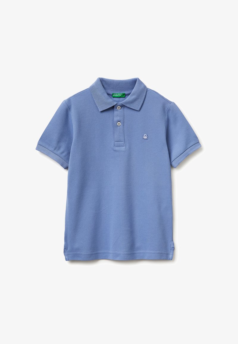 Lichtblauw poloshirt met korte mouwen, twee knopen, geribbelde kraag en klein wit geborduurd logo op de linkerbovenkant.