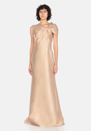 Abito senza maniche in satin color beige chiaro con dettaglio annodato sulla spalla e una silhouette fluida ed allungata.