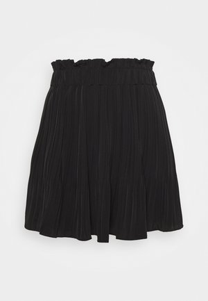 Jupe plissée noire avec une taille froncée élastiquée à volants et une silhouette évasée sur un fond uni.