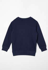 Námorně modrý svetr, bavlněná tkanina, dlouhé rukávy, žebrovaný límec a manžety, jednoduchý design bez viditelných log nebo vzorů.