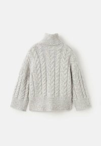 Pulover gri deschis cu model torsadat și guler înalt, având un model texturat și manșete și tiv striate. Proiectat cu mâneci largi și dreptunghiulare.