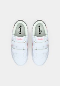 Baskets synthétiques blanches avec deux bandes Velcro, accents gris et détails de logo rose. Bout arrondi et design perforé pour la respirabilité.