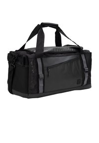 Borsa duffel nera con tessuto resistente, tracolla regolabile, tasca anteriore con zip e base rinforzata. Presenta dettagli del logo e manici robusti.