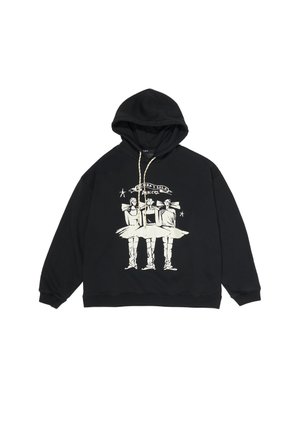 Must ülikond kaetud kreemika tooniga illustratsiooniga kolmest balletitantsijast tutu või ja suurte paeladega, ülal tekstis on kiri "DANCERS."