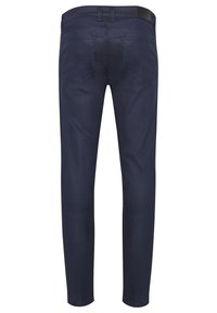 Jean bleu foncé avec une coupe ajustée, fabriqué en tissu denim à la texture lisse. Comprend deux poches arrière et une ceinture de marque.