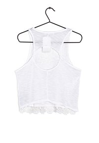 Hvid ærmeløs crop top med en rund rygudskæring, lavet af letvægtsstof, har en bølget blondedekor ved sømmen.