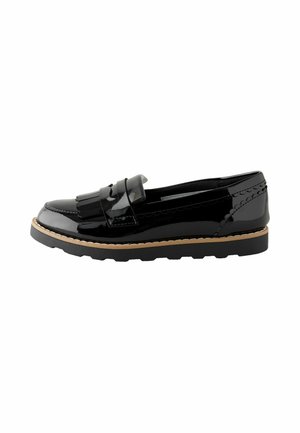 Fekete lakkbőr loafers frufrus részlettel, barna középtalpbordával és fekete recézett gumitalppal, fehér háttéren oldalról bemutatva.