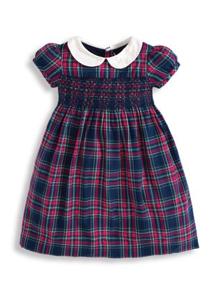 Robe pour tout-petit avec motif à carreaux bleu marine, rouge et vert, manches courtes bouffantes, taille smockée et col blanc arrondi.