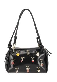 Sac à main en cuir noir de forme arrondie, doté de plusieurs breloques décoratives et d'une bandoulière nouée. Fermeture zippée sur le dessus.