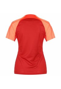 Maglietta sportiva rossa con maniche corte in rete arancione e un motivo testurizzato. Tessuto liscio con scollatura rotonda e design aderente.