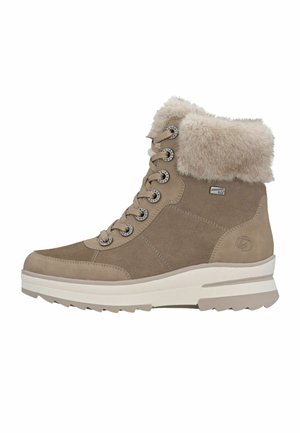 Botte d’hiver en daim beige avec bord en fourrure, lacets ronds, œillets métalliques, semelle blanche épaisse et étiquette imperméable RemonteTex sur le côté.