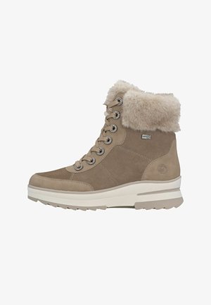 Beige suède winterlaars met bontmanchet, ronde veters, metalen oogjes, dikke witte zool en waterdicht RemonteTex-label aan de zijkant.