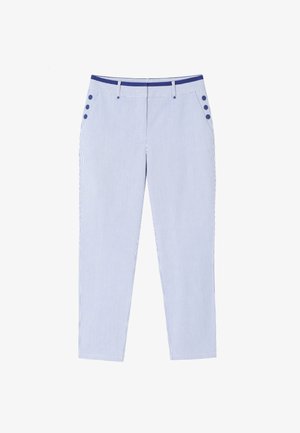 Gestreifte Hose in Blau und Weiß mit flacher Vorderseite, Knopfdetails an den Taschen und einer glatten Textur. Klassisches Design und taillierte Passform.