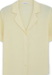 Blusa gialla a maniche corte con colletto a punte, realizzata in tessuto leggero, caratterizzata da una chiusura frontale a cinque bottoni e una texture liscia.