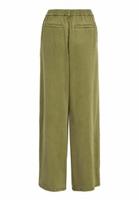 Pantalones de pierna ancha en verde oliva, con cintura elástica, que cuentan con dos bolsillos traseros y una tela suave y texturizada.