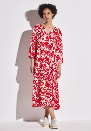 Maxikleid mit rot-weißer Blumenmusterung, V-Ausschnitt, Dreiviertelärmeln und gestuftem Rock, aus leichtem Stoff gefertigt.