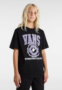 Černé bavlněné tričko s velkým fialovým a bílým logem "VANS" s designem globu a textem "INTERNATIONAL ATHLETICS" pod ním.