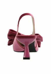 Escarpin slingback en suedine rose avec un grand nœud arrière, talon rose brillant, dessus texturé et semelle noire.