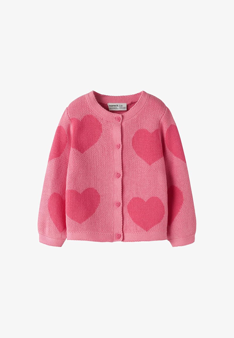 Cardigan tricoté pour enfants rose avec grands motifs de cœur rose foncé et fermeture à boutons sur le devant.