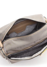 Kleine strukturierte Umhängetasche mit zwei offenen Reißverschlussfächern, ausgestattet mit einem Lederkartenfach innen und einem gemusterten Stofffutter.