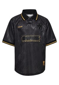 Svart pikétröja i strukturerad tyg, med svart krage och gula detaljer. Har en logotyp och texten "DETS INTERNATIONALS."