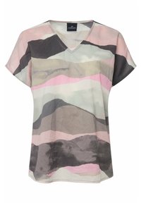 Top a maniche corte con scollatura a V in tessuto leggero, caratterizzato da strisce orizzontali variate in toni di grigio, rosa e verde con una morbida texture.
