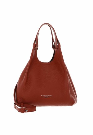 Sac à main en cuir rouge avec une surface texturée, un corps spacieux et des poignées courtes, doté d'une bandoulière amovible et d'un logo à l'avant.