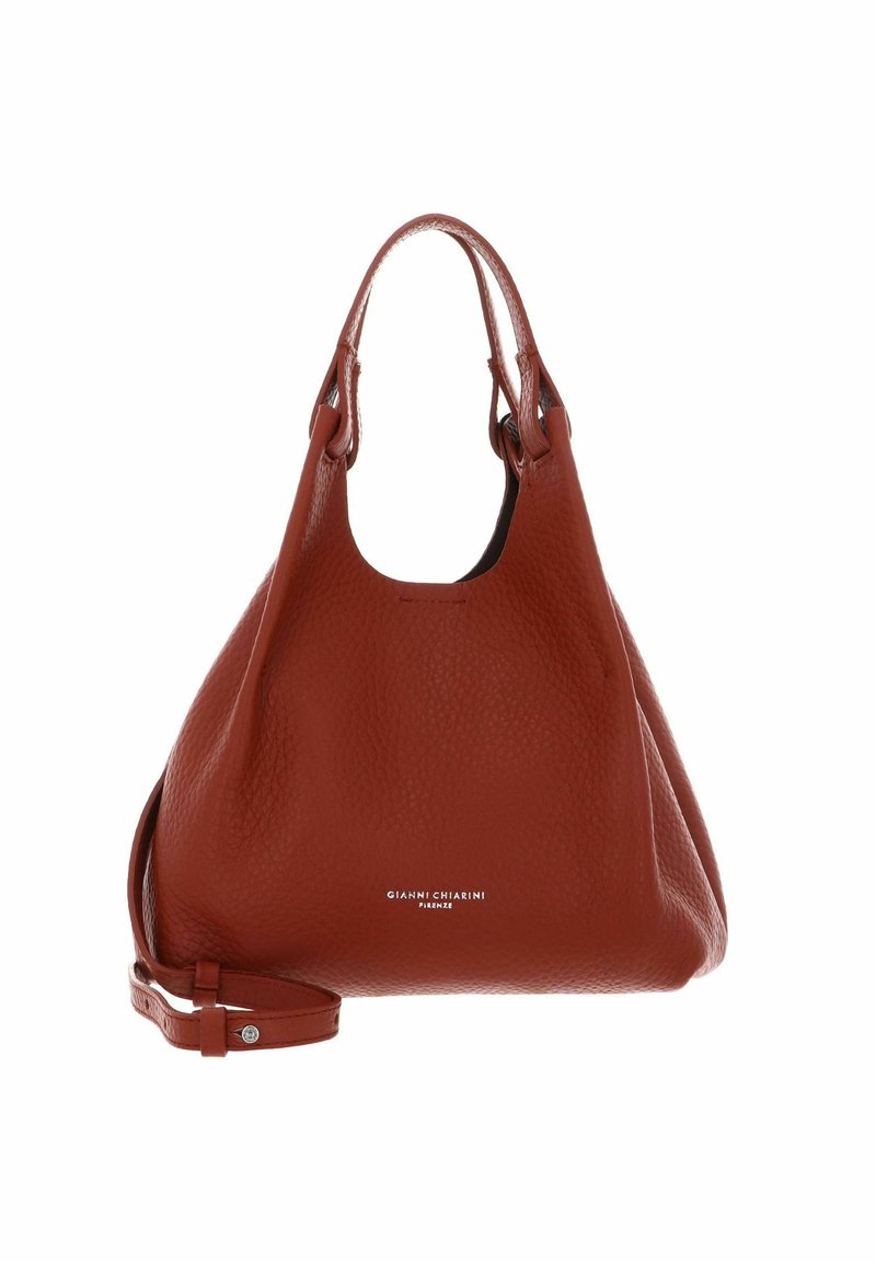 Borsa a mano in pelle rossa con superficie texture, corpo spazioso e manici corti, dotata di una tracolla rimovibile e di un logo sul davanti.