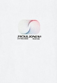 Jack & Jones-logo in zwarte tekst met een kleurrijk spiraalontwerp, tegen een witte achtergrond; bevat gelaagde cirkelvormige patronen en accenten.