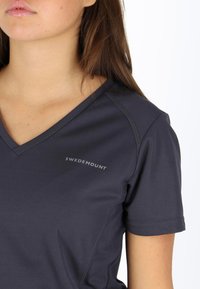 Korte mouwen, V-hals sportshirt in donkergrijs, gemaakt van vochtregulerende stof, met een subtiele logo op de borst en platte naden.