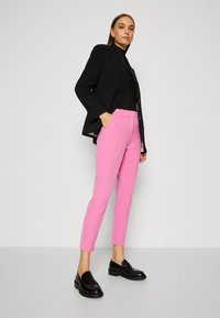 b.young BYDanta - Chino - super pink