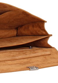 Interno in camoscio color tan di una borsa con più scomparti, tasca con cerniera e rifiniture in metallo lisce. Texture morbida e linee pulite.