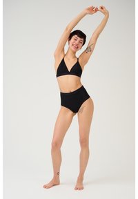 Set di bikini nero con top triangolare a spalline sottili e slip a vita alta. Il materiale appare liscio; design minimalista.