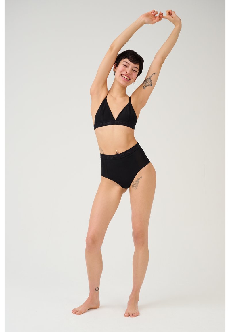 Set di bikini nero con top triangolare a spalline sottili e slip a vita alta. Il materiale appare liscio; design minimalista.