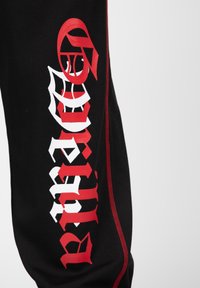 Unselected, black red