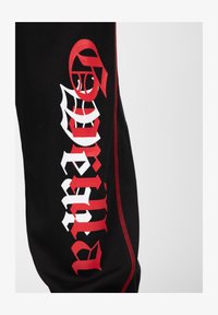 Geselecteerd, black red