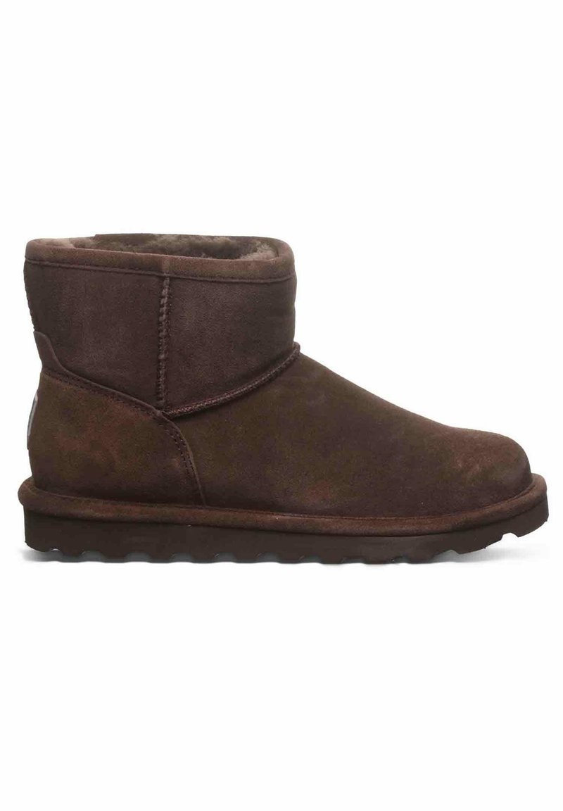 Bottine en suède marron avec une doublure intérieure confortable, bout rond, tige courte et semelle en caoutchouc présentant un motif texturé.