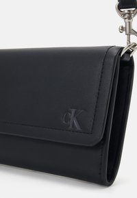 Calvin Klein Jeans BLOCK LONGFOLD  - Torba preko tijela - black