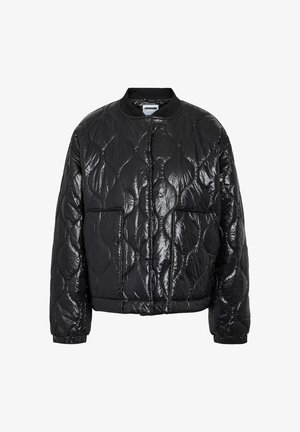 Svart, skinnende, quiltet bomberjakke med bølget søm mønster, ribbestrikket krage, mansjetter og to frontlommer.